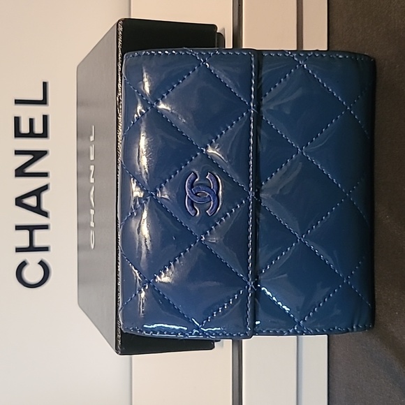CHANEL RARE VINTAGE 2012 HERE MARK CC MATELASSE PATENT LEATHER W/ COIN PURSE - Picture 10 of 17